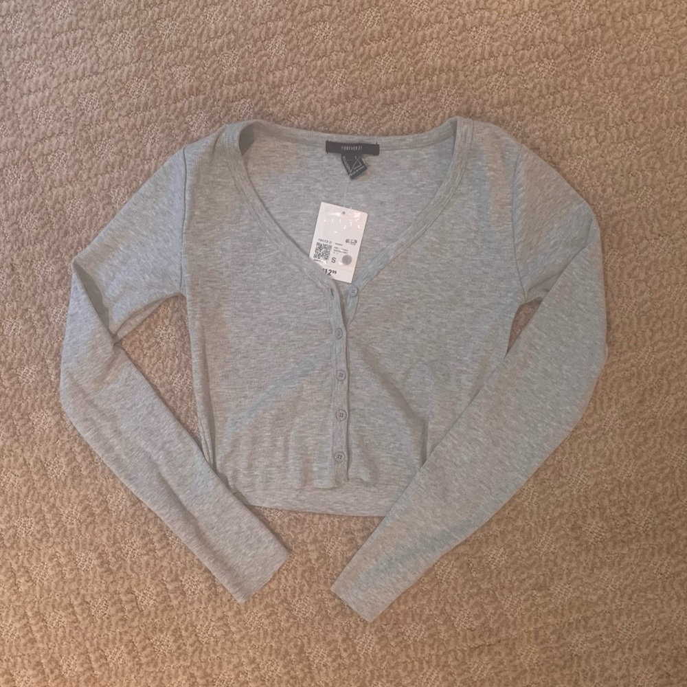 Forever 21 nwt cropped grey long sleeve v-neck button down with sleeve slits